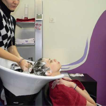 Απλωνουμε μασκα βαθιας ενυδατωσης